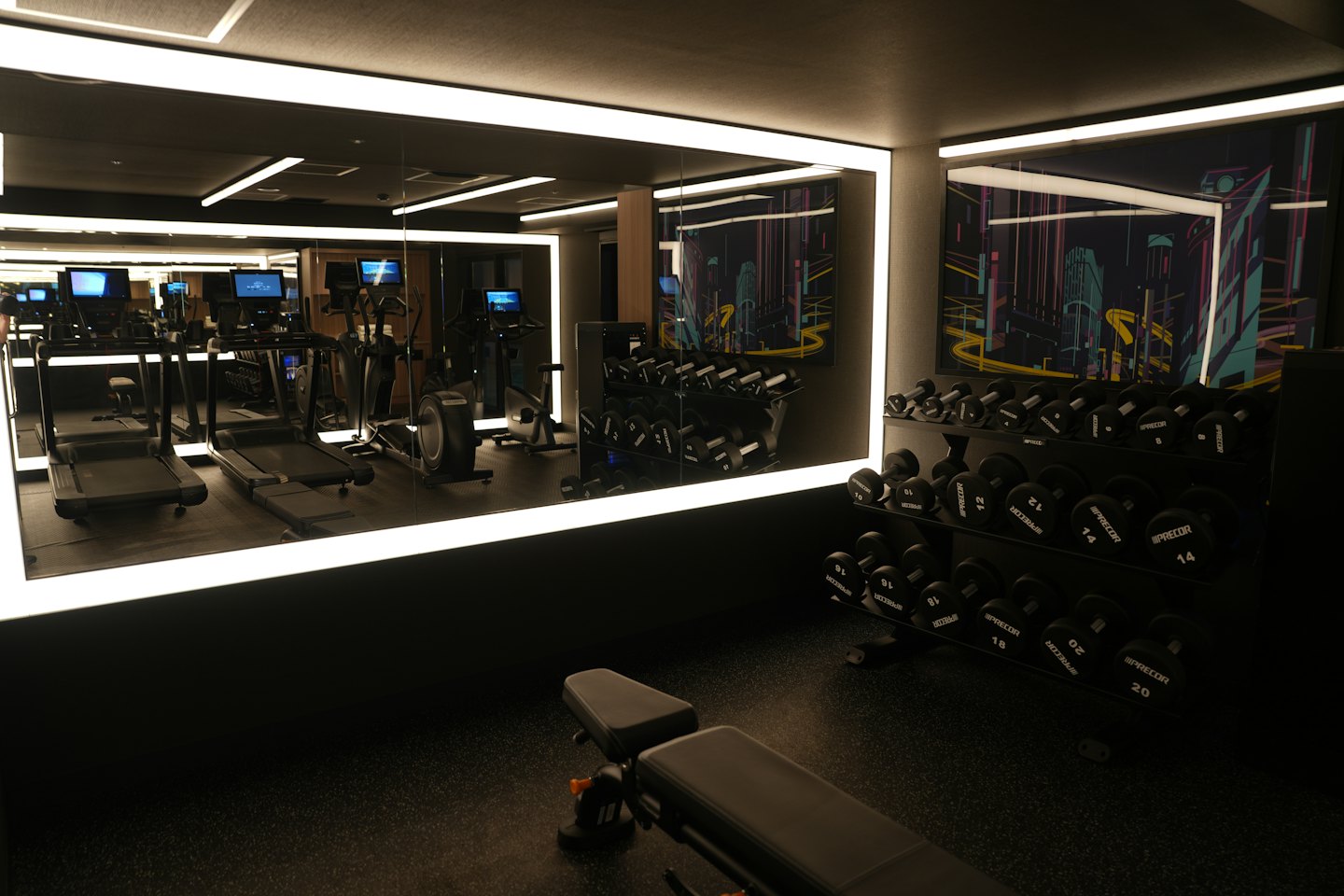 Moderner Fitnessstudio-Innenraum mit Laufbändern und Hanteln.